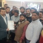 हिंदी खबर के संवाददाता राव सरवर की घटना से ज्वाइंट मजिस्ट्रेट को ज्ञापन देकर घटना में शामिल सुरक्षा कर्मियों की गिरफ्तारी की मांग की