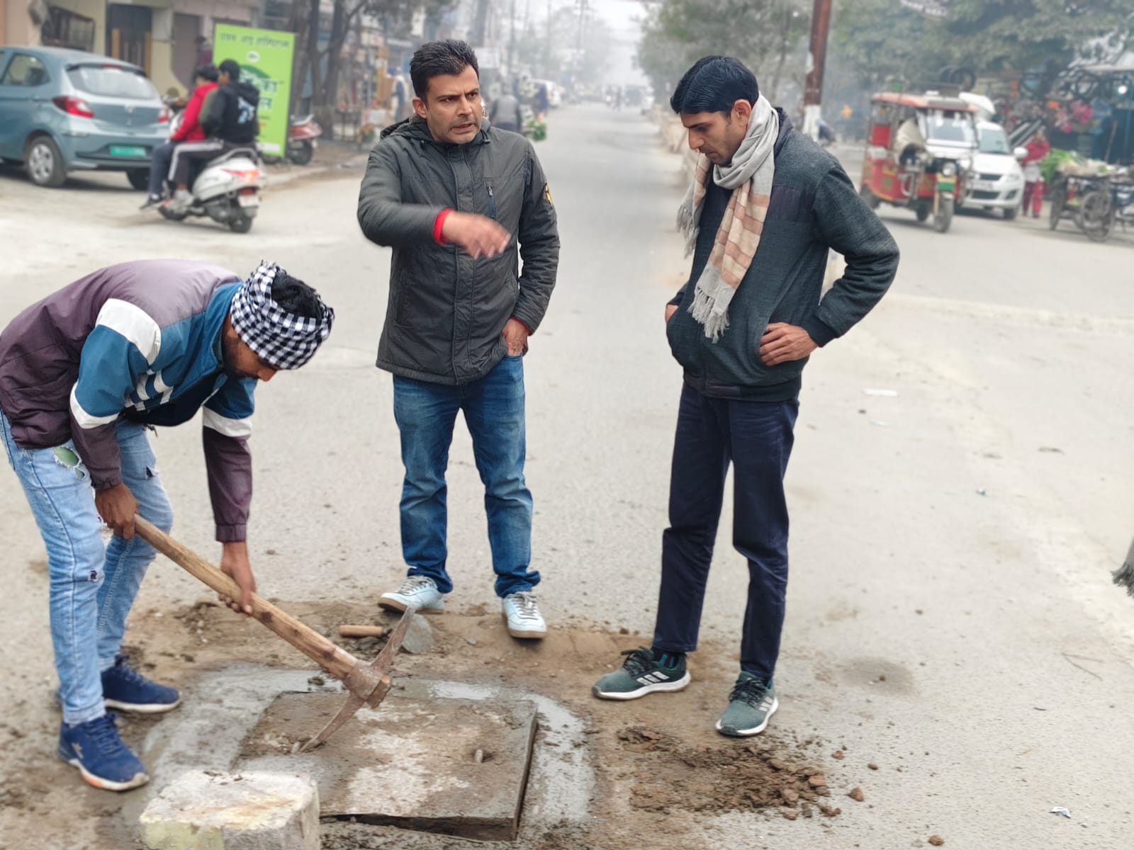 रुड़की नगर में कोहरे और सड़क सुरक्षा के दृष्टिगत जल संस्थान का चैंबर कार्य युद्ध स्तर पर चलेगा:-जुनैद गौड