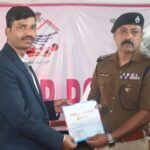 वरिष्ठ पुलिस अधीक्षक हरिद्वार द्वारा उत्कृष्ट कार्यों के लिए प्रभारी उपनिरीक्षक कबूल चन्द को प्रशस्ति पत्र देकर सम्मानित किया