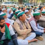 बिजली विभाग के खिलाफ किसानों का अधीक्षण अभियंता कार्यालय पर धरना