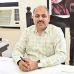 मुख्य विकास अधिकारी डॉ. ललित नारायण मिश्र साइकिल चलाकर पहुंचे जिला कार्यालय