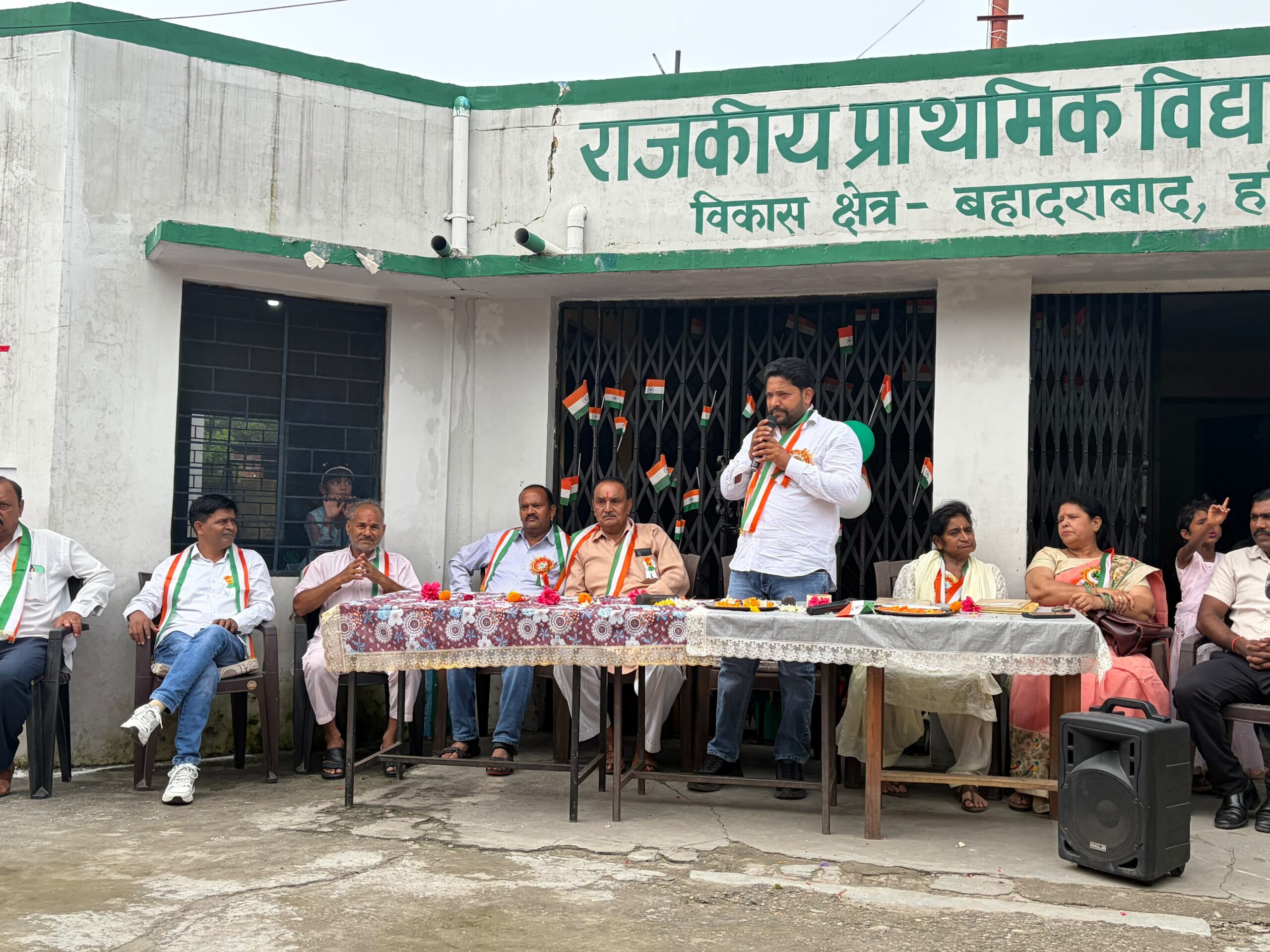 अजीतपुर मे हर्षोल्लाह से मना  स्वतंत्रता दिवस, ग्राम प्रधान ने पूरा किया बच्चों से किया वाद