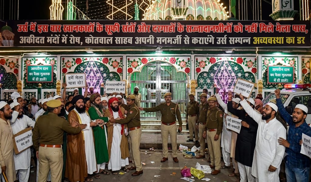 उर्स में इस बार खानकाहों के सूफी संतों और दरगाहों के सज्जादानशीनों को नहीं मिले मेला पास,अकीदत मंदों में रोष,कोतवाल साहब अपनी मनमर्जी से कराएंगे उर्स सम्पन्न अव्यवस्था का डर